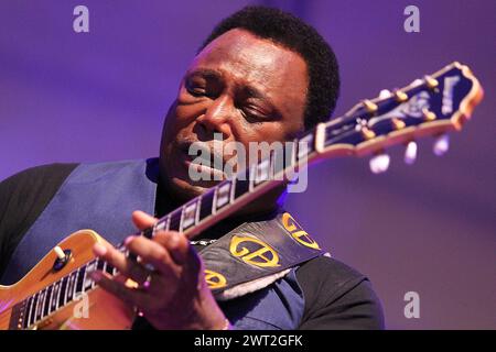 George Benson se produit en direct au festival de jazz de Pomigliano Banque D'Images