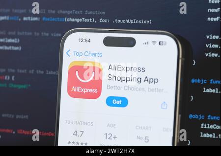 New York, USA - 23 février 2024 : AliExpress sur l'écran de l'iphone en arrière-plan de programmation de code flou Banque D'Images