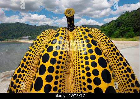"Art" de citrouille par Yayoi Kusama, l'île de Naoshima, au Japon. Banque D'Images
