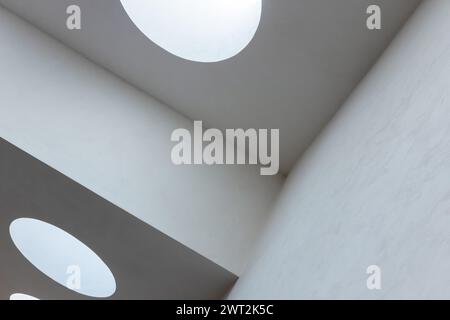 Structure de plafond blanche avec des portails de lucarne ronds, fond d'architecture minimale abstraite, photo colorée bleue Banque D'Images