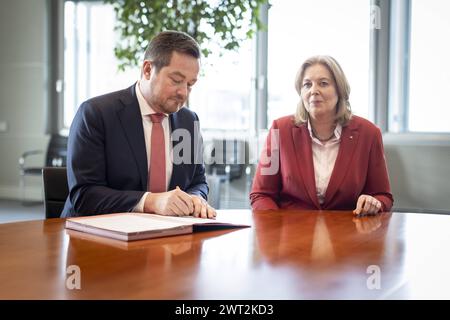 Uli Groetsch wird von Bundestagspraesidentin Baerbel Bas, SPD, MDB, zum ersten Polizeibeauftragten des Bundes beim Deutschen Bundestag ernannt, Berlin, 15.03.2024. Berlin Deutschland *** Uli Groetsch est nommé par le président du Bundestag Baerbel Bas, SPD, MDB, premier commissaire fédéral de la police au Bundestag allemand, Berlin, 15 03 2024 Berlin Allemagne Copyright : xKiraxHofmannxphotothek.dex Banque D'Images