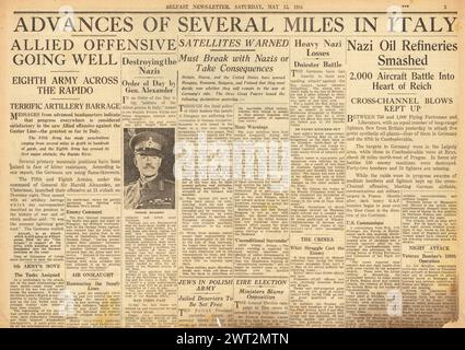 1944 Belfast Newsletter page couverture signalant l'avancée des Alliés en Italie, l'US Air Force bombarde les raffineries de pétrole allemandes et tchèques et des combats intenses sur le fleuve Dniestr Banque D'Images