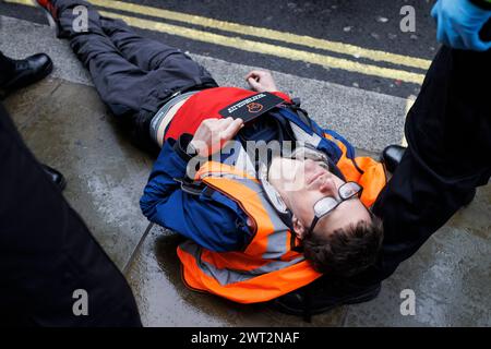 21 novembre 2023. Whitehall, Londres, Royaume-Uni. Arrestations des manifestants de Just Stop Oil. Banque D'Images