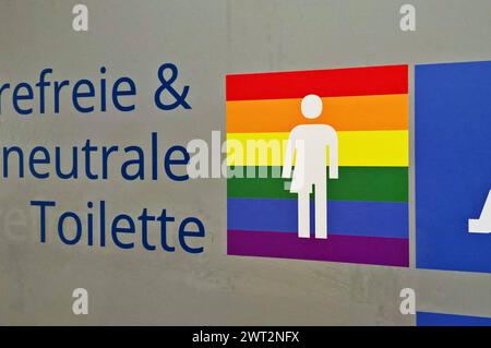 IKEA Möbelhaus. Geschlechterneutrale und Barrierefreie toilette, non binär bzw plongeurs. Nichtbinäre Geschlechtsidentität, kurz nichtbinär oder non-binär, ist eine Sammelbezeichnung für Geschlechtsidentitäten von Menschen, die sich nicht ausschliesslich als männlich oder weiblich identifizieren und sich als ausserhalb der zweigeteilten, binären Geschlechterordnung verstehen *** magasin de meubles Ikea toilettes neutres de genre et sans barrières, non binaire ou diversifié identité binaire non-genre, non binaire pour faire court, est un terme collectif pour les identités de genre des personnes qui n'identifient pas e Banque D'Images