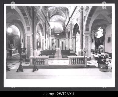 Lazio Rieti Magliano Sabina Cathédrale 6. Hutzel, Max 1960-1990 vues extérieures de la façade (XVIIIe siècle) et des portails (XVe siècle). Vues de l'intérieur restauré : fresques en abside du couronnement de la Vierge, Annonciation et la naissance et la mort du fils d'Uliano, noble de Magliano ; fresques décoratives au plafond ; retables et autels en marbre. Trésor : chasuble de brocart d'argent et d'or décoré de saints (XVIIIe siècle), portraits d'évêques (XVe-XVIIe siècle). Photographe et érudit d'origine allemande Max Hutzel (1911-1988) photographié en Italie du début des années 1960 jusqu'à sa mort. La Re Banque D'Images