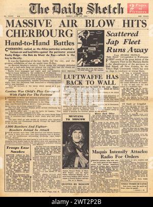 1944 la page d'accueil Daily Sketch rapporte la bombe des Alliés à Cherbourg et la bataille de la mer des Philippines Banque D'Images