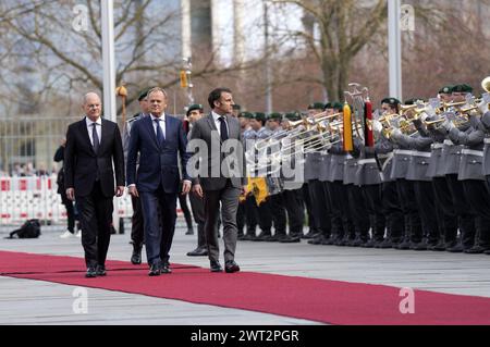 OLAF Scholz, Donald Tusk und Emmanuel Macron beim Empfang des Ministerpräsidenten von Polen und des Staatspräsidenten der Französischen Republik mit militärischen Ehren zu einem gemeinsamen Gespräch mit dem Bundeskanzler im Bundeskanzleramt. Berlin, 15.03.2024 Banque D'Images