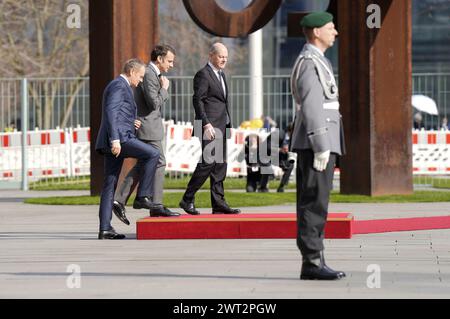 Donald Tusk, Emmanuel Macron und Olaf Scholz beim Empfang des Ministerpräsidenten von Polen und des Staatspräsidenten der Französischen Republik mit militärischen Ehren zu einem gemeinsamen Gespräch mit dem Bundeskanzler im Bundeskanzleramt. Berlin, 15.03.2024 Banque D'Images