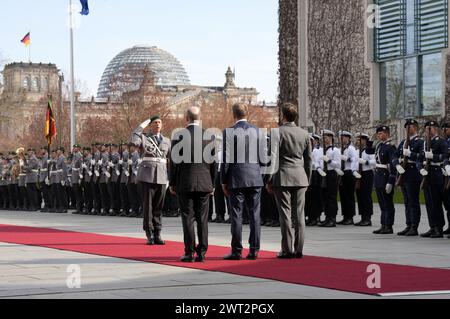 OLAF Scholz, Donald Tusk und Emmanuel Macron beim Empfang des Ministerpräsidenten von Polen und des Staatspräsidenten der Französischen Republik mit militärischen Ehren zu einem gemeinsamen Gespräch mit dem Bundeskanzler im Bundeskanzleramt. Berlin, 15.03.2024 Banque D'Images