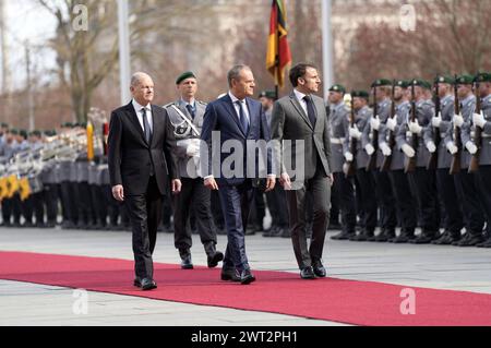 OLAF Scholz, Donald Tusk und Emmanuel Macron beim Empfang des Ministerpräsidenten von Polen und des Staatspräsidenten der Französischen Republik mit militärischen Ehren zu einem gemeinsamen Gespräch mit dem Bundeskanzler im Bundeskanzleramt. Berlin, 15.03.2024 Banque D'Images