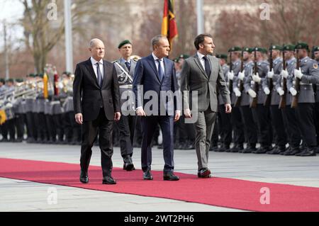 OLAF Scholz, Donald Tusk und Emmanuel Macron beim Empfang des Ministerpräsidenten von Polen und des Staatspräsidenten der Französischen Republik mit militärischen Ehren zu einem gemeinsamen Gespräch mit dem Bundeskanzler im Bundeskanzleramt. Berlin, 15.03.2024 Banque D'Images