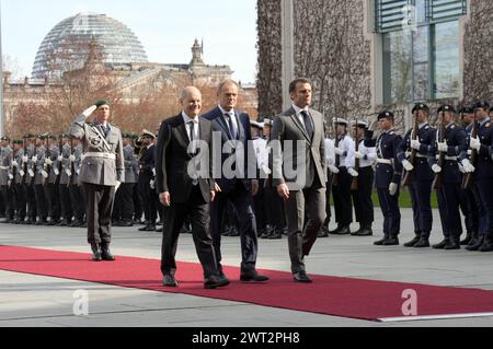 OLAF Scholz, Donald Tusk und Emmanuel Macron beim Empfang des Ministerpräsidenten von Polen und des Staatspräsidenten der Französischen Republik mit militärischen Ehren zu einem gemeinsamen Gespräch mit dem Bundeskanzler im Bundeskanzleramt. Berlin, 15.03.2024 Banque D'Images