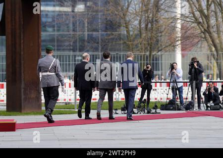 OLAF Scholz, Emmanuel Macron und Donald Tusk beim Empfang des Ministerpräsidenten von Polen und des Staatspräsidenten der Französischen Republik mit militärischen Ehren zu einem gemeinsamen Gespräch mit dem Bundeskanzler im Bundeskanzleramt. Berlin, 15.03.2024 Banque D'Images