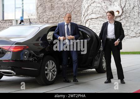 Donald Tusk beim Empfang des Ministerpräsidenten von Polen und des Staatspräsidenten der Französischen Republik mit militärischen Ehren zu einem gemeinsamen Gespräch mit dem Bundeskanzler im Bundeskanzleramt. Berlin, 15.03.2024 Banque D'Images