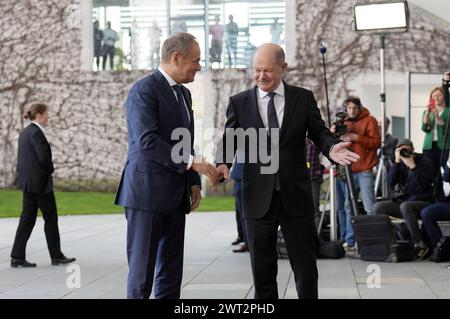 Donald Tusk und Olaf Scholz beim Empfang des Ministerpräsidenten von Polen und des Staatspräsidenten der Französischen Republik mit militärischen Ehren zu einem gemeinsamen Gespräch mit dem Bundeskanzler im Bundeskanzleramt. Berlin, 15.03.2024 Banque D'Images