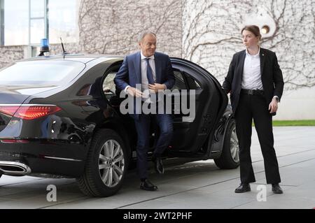 Donald Tusk beim Empfang des Ministerpräsidenten von Polen und des Staatspräsidenten der Französischen Republik mit militärischen Ehren zu einem gemeinsamen Gespräch mit dem Bundeskanzler im Bundeskanzleramt. Berlin, 15.03.2024 Banque D'Images