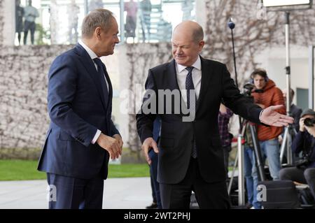 Donald Tusk und Olaf Scholz beim Empfang des Ministerpräsidenten von Polen und des Staatspräsidenten der Französischen Republik mit militärischen Ehren zu einem gemeinsamen Gespräch mit dem Bundeskanzler im Bundeskanzleramt. Berlin, 15.03.2024 Banque D'Images