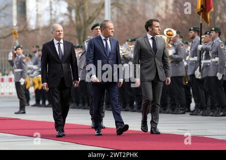 OLAF Scholz, Donald Tusk und Emmanuel Macron beim Empfang des Ministerpräsidenten von Polen und des Staatspräsidenten der Französischen Republik mit militärischen Ehren zu einem gemeinsamen Gespräch mit dem Bundeskanzler im Bundeskanzleramt. Berlin, 15.03.2024 Banque D'Images