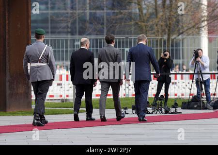 OLAF Scholz, Emmanuel Macron und Donald Tusk beim Empfang des Ministerpräsidenten von Polen und des Staatspräsidenten der Französischen Republik mit militärischen Ehren zu einem gemeinsamen Gespräch mit dem Bundeskanzler im Bundeskanzleramt. Berlin, 15.03.2024 Banque D'Images