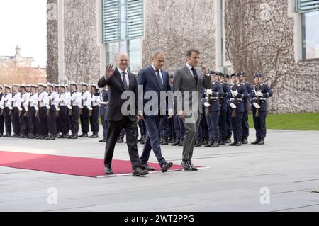 OLAF Scholz, Donald Tusk und Emmanuel Macron beim Empfang des Ministerpräsidenten von Polen und des Staatspräsidenten der Französischen Republik mit militärischen Ehren zu einem gemeinsamen Gespräch mit dem Bundeskanzler im Bundeskanzleramt. Berlin, 15.03.2024 Banque D'Images