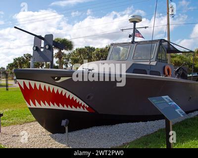 Pieds Pierce, Floride, États-Unis - 29 décembre 2015 : bateau de patrouille fluviale dans le Navy Seal Museum près de la ville de Fort Pierce. Banque D'Images