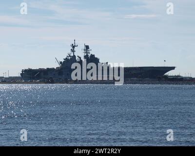 Mayport Naval Station, Floride, États-Unis - 26 octobre 2021 - navire de l'US Navy amarré à travers le complexe Johns River à l'est de la ville de Jacksonville. Banque D'Images