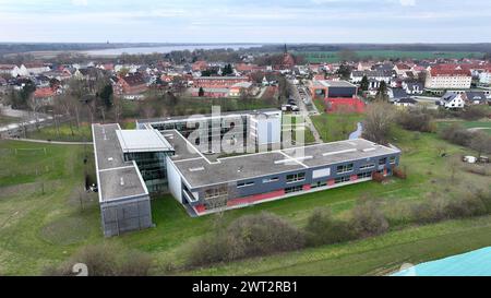 Staatsschutz Einsatz wegen Schlumpf Video Am Gymnasium RIBNITZ- DAMGARTEN, Deutschland - März 15 : Blick auf das Richard- Wossidlo- Gymnasium in Ribnitz- Damgarten Am 15. März 2024, Mecklembourg-Poméranie occidentale, Allemagne. Wegen eines social- Media- Post ist die Polizei in der Schule angerückt. Die Schulleitung Hat die Polizei wegen des Verdacht eines staatsschutzrelevanten Inhalts im Internet durch eine 16- Jährigen Schülerin gerufen. Die Schülerin soll vor einigen Monaten auf dem social- Media- Kanal TikTok ein Schlümpe- Video gepostet haben. Darin hieß es , dass Schlümpfe und Deutschland etwas Banque D'Images