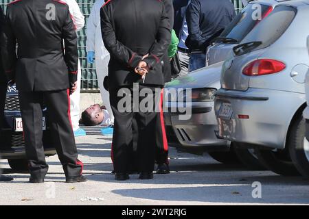 (NOTE DE LA RÉDACTION : image représentant la mort.) Le corps d'un jeune homme abattu dans une voiture dans le parking d'une station-service. Sur la scène de crime le Carabin Banque D'Images