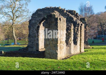 Priory Park, Dudley abrite les ruines du prieuré St James qui a plus de 900 ans et est classé grade 1. Banque D'Images