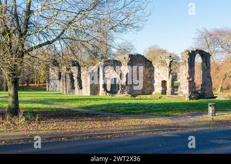 Priory Park, Dudley abrite les ruines du prieuré St James qui a plus de 900 ans et est classé grade 1. Banque D'Images