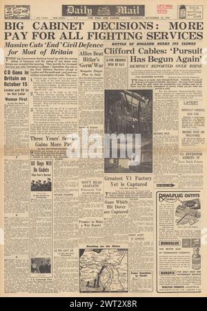 1944 Daily mail page de couverture le Parlement discute de la paye des forces armées et de la capture de l'usine V1 Banque D'Images