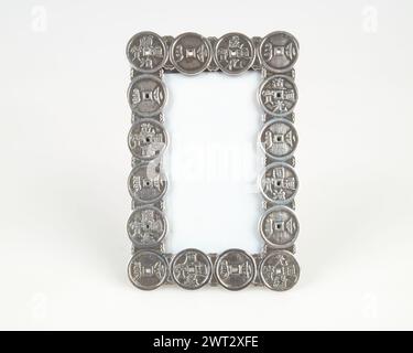 Cadre photographique antique de chevalet en argent chinois de la fin du 19e début du 20e siècle. Banque D'Images