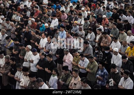 Bandung, Indonésie. 15 mars 2024. Les musulmans effectuent la prière du premier vendredi pendant le mois sacré du Ramadan à la mosquée Pusdai. Les musulmans indonésiens ont commencé à adorer le mois sacré du Ramadan 1445 Hijriah le 12 mars. (Photo de Dimas Rachmatsyah/Pacific Press) crédit : Pacific Press Media production Corp./Alamy Live News Banque D'Images