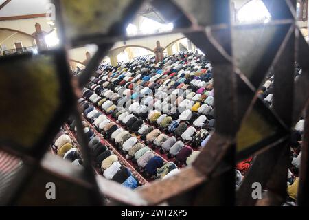 Bandung, Indonésie. 15 mars 2024. Les musulmans effectuent la prière du premier vendredi pendant le mois sacré du Ramadan à la mosquée Pusdai. Les musulmans indonésiens ont commencé à adorer le mois sacré du Ramadan 1445 Hijriah le 12 mars. (Photo de Dimas Rachmatsyah/Pacific Press) crédit : Pacific Press Media production Corp./Alamy Live News Banque D'Images