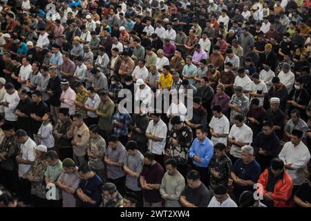 Bandung, Indonésie. 15 mars 2024. Les musulmans effectuent la prière du premier vendredi pendant le mois sacré du Ramadan à la mosquée Pusdai à Bandung. Les musulmans indonésiens ont commencé à adorer le mois sacré du Ramadan 1445 Hijriah le 12 mars. (Photo de Dimas Rachmatsyah/Pacific Press) crédit : Pacific Press Media production Corp./Alamy Live News Banque D'Images