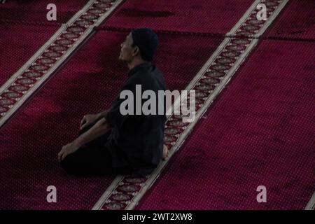 Bandung, Indonésie. 15 mars 2024. Un musulman effectue la prière du premier vendredi pendant le mois sacré du Ramadan à la mosquée Pusdai à Bandung. Les musulmans indonésiens ont commencé à adorer le mois sacré du Ramadan 1445 Hijriah le 12 mars. (Photo de Dimas Rachmatsyah/Pacific Press) crédit : Pacific Press Media production Corp./Alamy Live News Banque D'Images