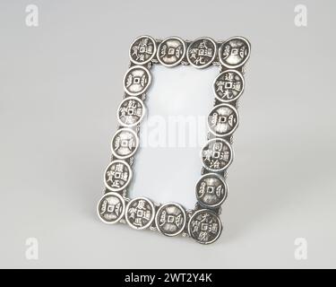 Cadre photographique antique de chevalet en argent chinois de la fin du 19e début du 20e siècle. Banque D'Images