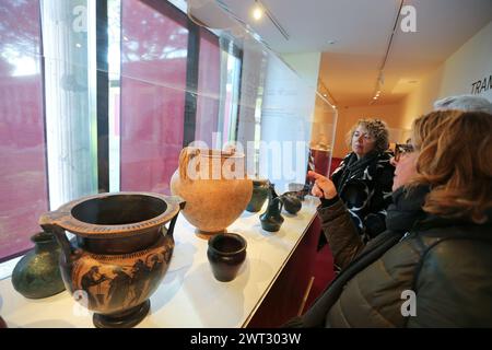 Les visiteurs regardent les objets et vases étrusques exposés à Pompéi lors de l'exposition 'Pompéi et les Étrusques' Banque D'Images