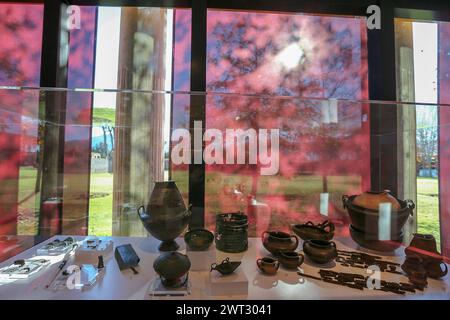 Objets et vases étrusques exposés à Pompéi lors de l'exposition 'Pompéi et les Etrusques' Banque D'Images