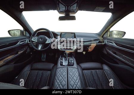 À l'intérieur du fond de voiture moden, intérieur de voiture de luxe avec fond de fenêtres blanches vierges, modèle de maquette d'éléments de voiture Banque D'Images