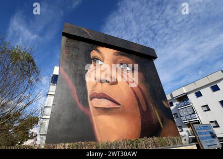 Murale géante de l'artiste de rue Jorit Agoch, représentant Angela Davis, dans le quartier de Scampia à Naples. Banque D'Images