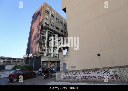 Une vue des murales géantes, représentant le révolutionnaire Che Guevara, par l'artiste Jorit Agoch, sur un bâtiment dans le San Giovanni a Teduccio, une distr Banque D'Images