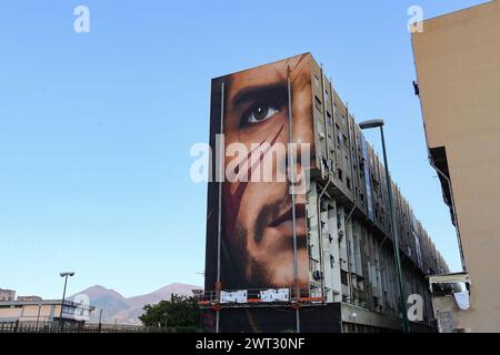 Une vue des murales géantes, représentant le révolutionnaire Che Guevara, par l'artiste Jorit Agoch, sur un bâtiment dans le San Giovanni a Teduccio, une distr Banque D'Images