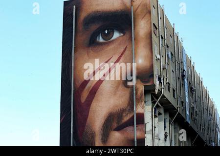 Une vue des murales géantes, représentant le révolutionnaire Che Guevara, par l'artiste Jorit Agoch, sur un bâtiment dans le San Giovanni a Teduccio, une distr Banque D'Images