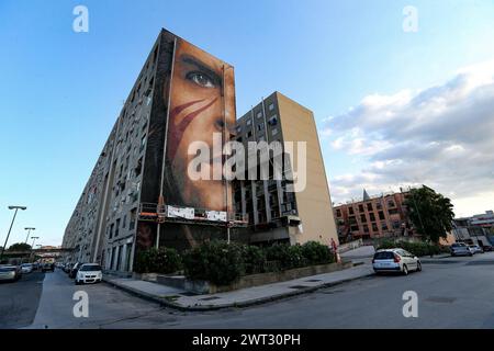 Une vue des murales géantes, représentant le révolutionnaire Che Guevara, par l'artiste Jorit Agoch, sur un bâtiment dans le San Giovanni a Teduccio, une distr Banque D'Images