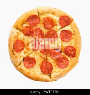 Pizza pepperoni et fromage frais isolé sur fond blanc avec chemin de découpage vierge pour la conception. Vue de dessus. Banque D'Images