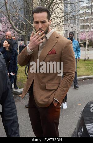 Bucarest, Roumanie. 15 mars 2024 : Tristan Tate et son frère Andrew Tate (absent de la photo) partent après une audience dans leur procès à la Cour de Bucarest. Crédit : Lucian Alecu/Alamy Live News Banque D'Images