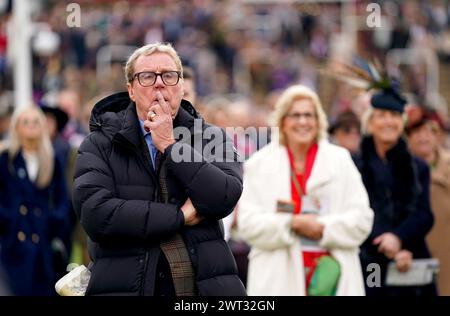 Harry Redknapp réagit en regardant son cheval le Jukebox Man monté par Kielan Woods en action dans la haie des novices d'Albert Bartlett le quatrième jour du Festival de Cheltenham 2024 à l'hippodrome de Cheltenham. Date de la photo : vendredi 15 mars 2024. Banque D'Images