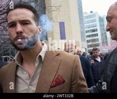 Bucarest, Roumanie. 15 mars 2024 : Tristan Tate (l) et son frère Andrew Tate partent après une audience dans leur procès à la Cour de Bucarest. Crédit : Lucian Alecu/Alamy Live News Banque D'Images