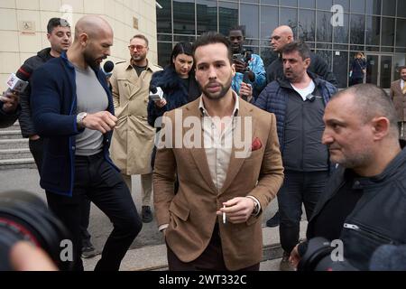 Bucarest, Roumanie. 15 mars 2024 : Andrew Tate (l) et son frère Tristan Tate (C) partent après une audience dans leur procès à la Cour de Bucarest. Crédit : Lucian Alecu/Alamy Live News Banque D'Images